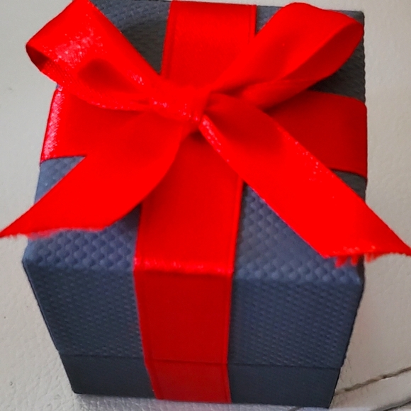 1/10th Carat Diamond ring - Picture 3 of 3